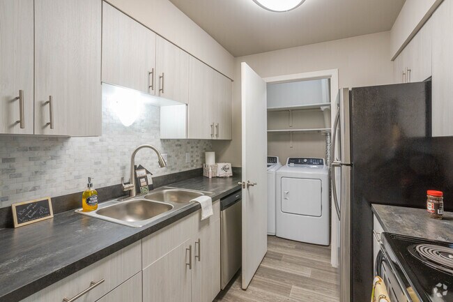 (Q) RENOVATED 2BR, 1BA - 925 SF - Kitchen and Laundry
