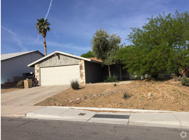 Building Photo - Three Bedroom Two Bath In Mature Neighborhood Rental