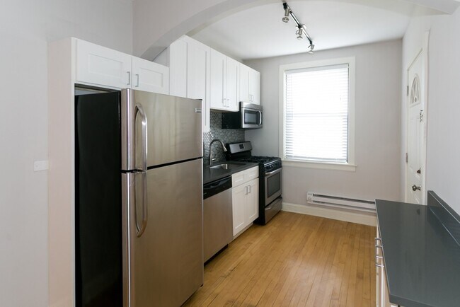 Photo - 2329 N Rockwell St Unit B2