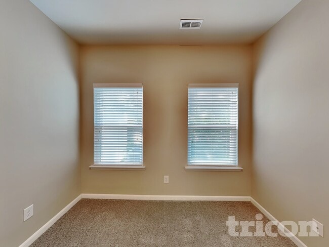 Photo - 105 Hickory Station Ln