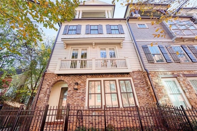 Photo - 984 Memorial Walk SE