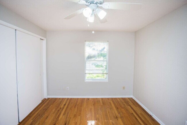 "Spacious 5-Bed Oasis with Granite Elegance & Hardwood Charm in Lubbock!"