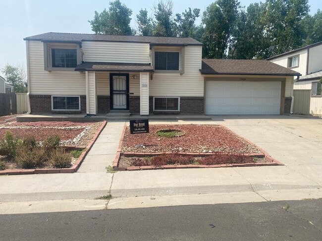 Building Photo - Updated 4 bedroom, 2 bath! Available 7/10/26!