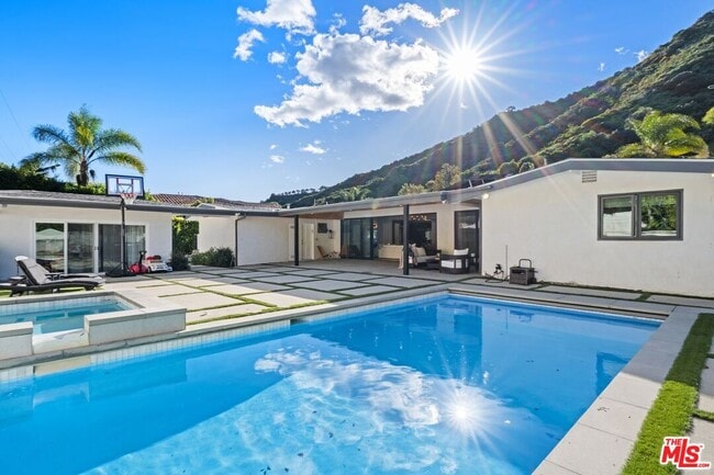 Building Photo - 2120 San Ysidro Dr