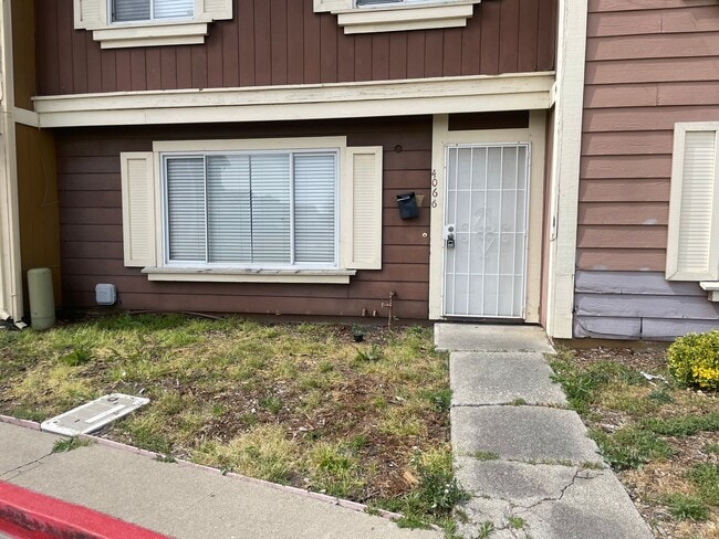 Building Photo - 3 Bedroom, 1.5 Bath Home in Parkway Neighborhood