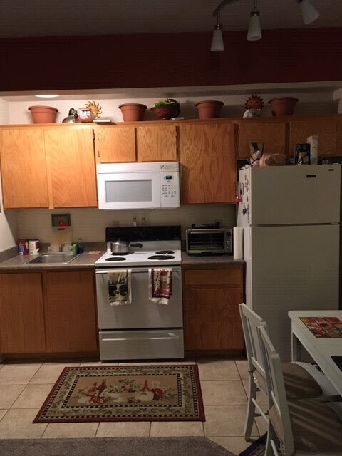 Building Photo - ** Smokey Lane 1 Bedroom 1 Bath Lower Leve... Rental