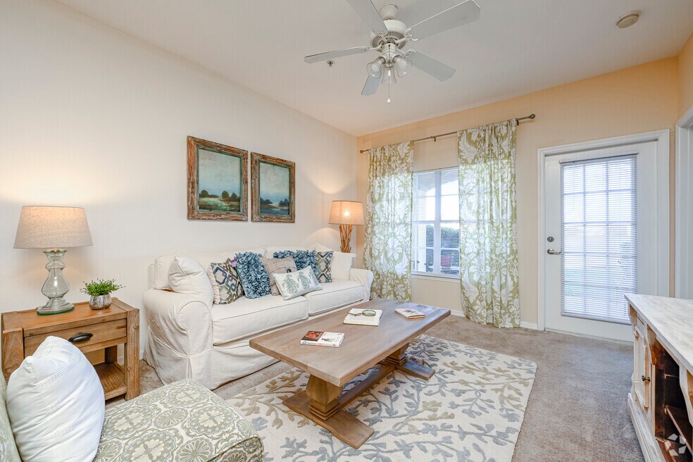 1 BD, 1 BA - 759 SF - Living Room
