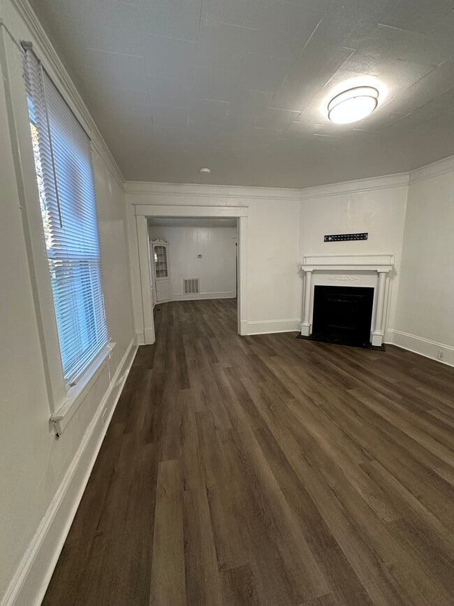 Photo - 617 Pender St