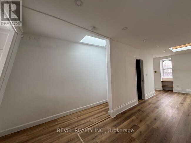 Photo - 290 Gerrard St E