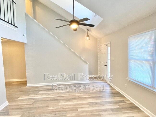 Photo - 384 Kinsmen Way