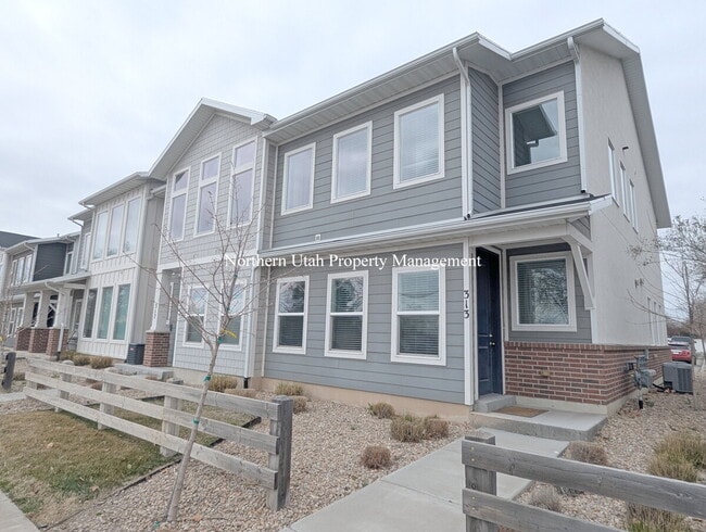 Building Photo - Newer 2 Bed 3 Bath Townhome