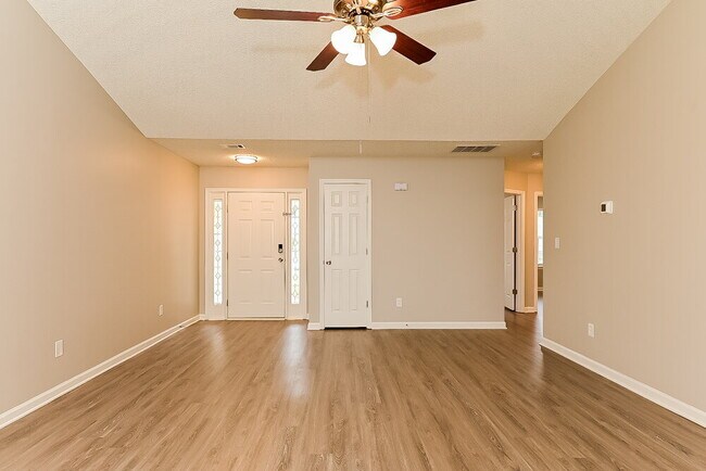 Photo - 604 Fieldcrest Dr