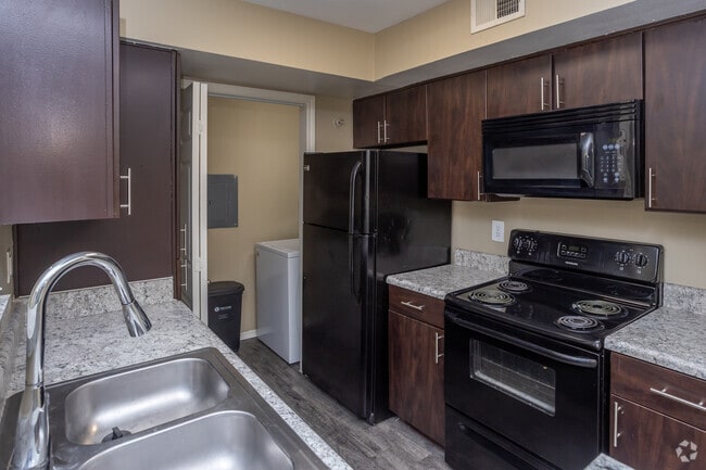 2BR, 1BA - 886SF