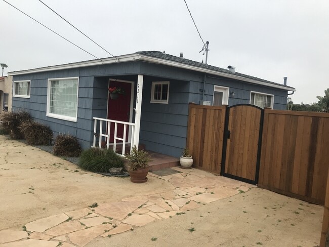 Building Photo - Beautiful Remodeled House with Large Fenced Lot and Big Garage