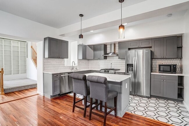 Building Photo - 645 Girard St NE