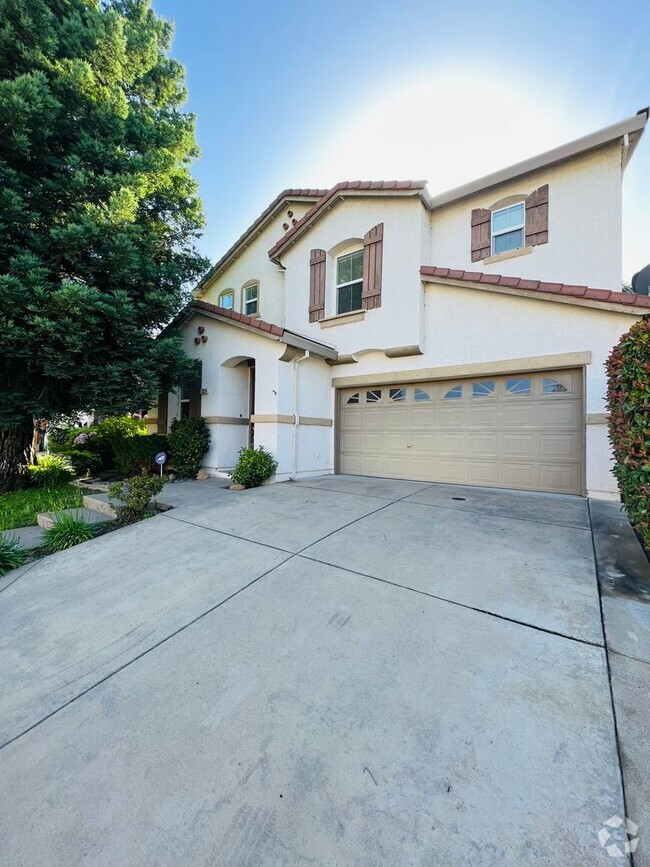 Building Photo - Spacious 4 bedroom 2.5 Bathroom Gold River... Rental