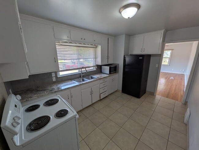 Photo - 1633 Crook Ave