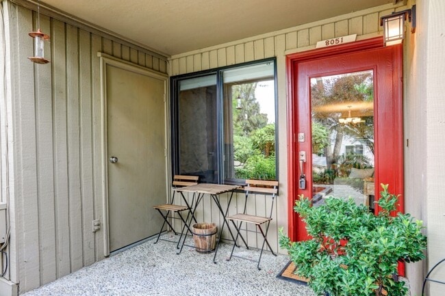 Building Photo - Downtown Redmond, 2 Bed Condo unit