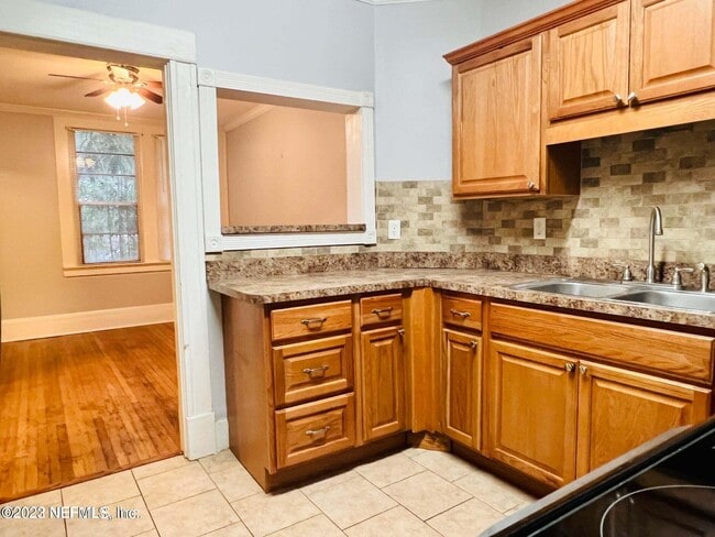 Photo - 2302 College St