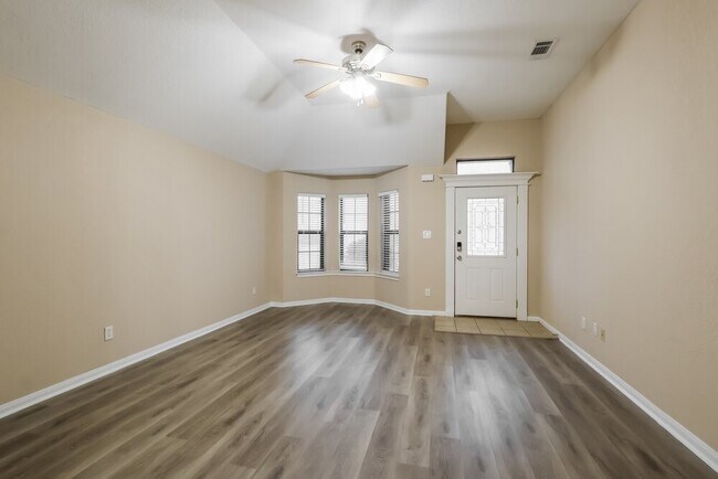 Photo - 131 Golfview Ct