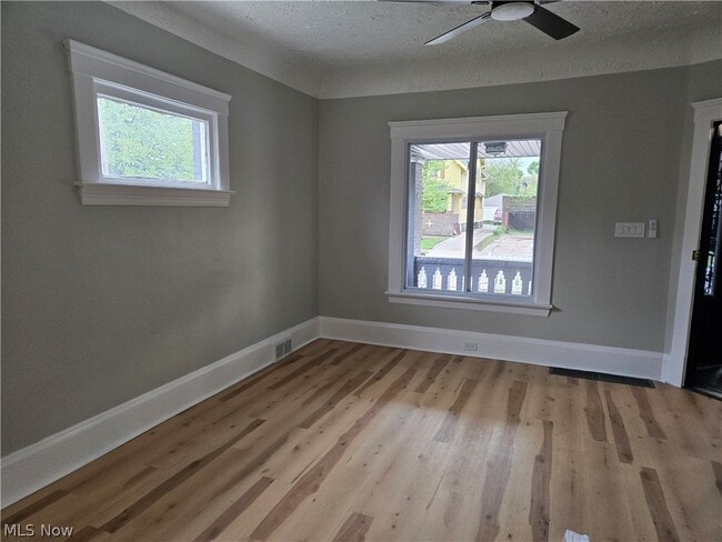 Photo - 9807 Parkgate Ave