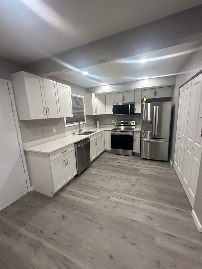 Building Photo - 1410 Juneau St Unit 4