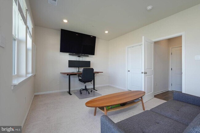 Photo - 869 Amity St