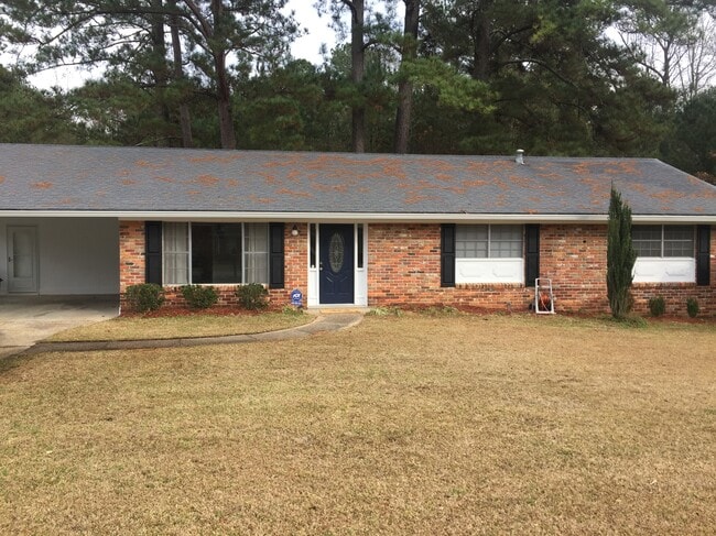 Large Front yard with fenced backyard - 5030 Shumate Rd