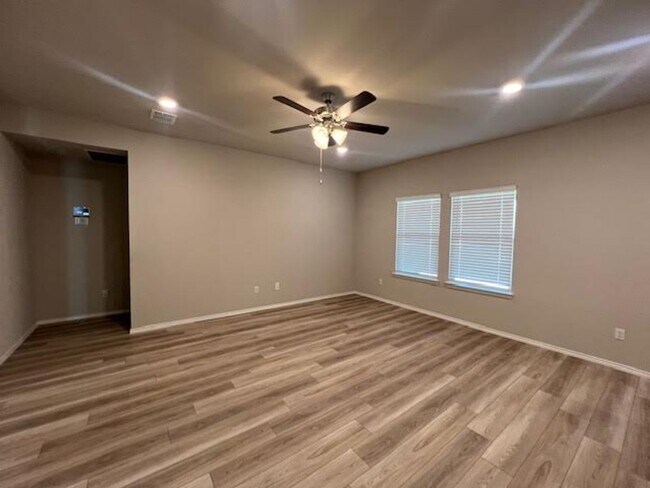 Photo - 4008 Halo St