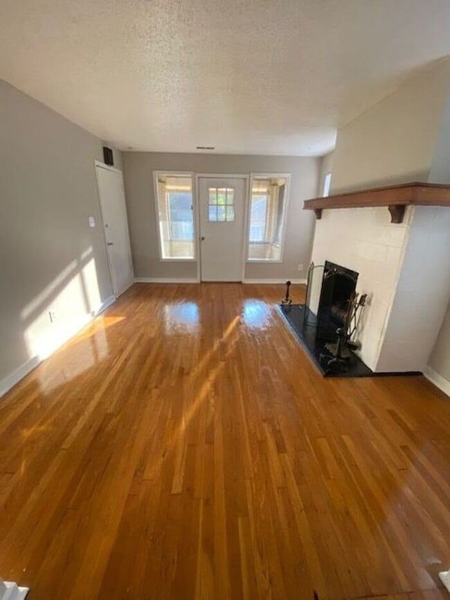 Large 1,000 sq. ft One Bedroom