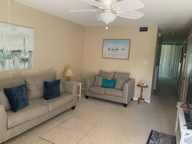 Living Room - 5500 Ocean Shore Blvd Unidad 97