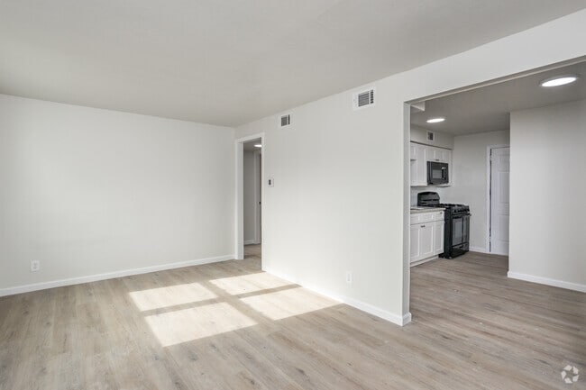 2BR, 1BA - 890SF - Living Room/Dining Room