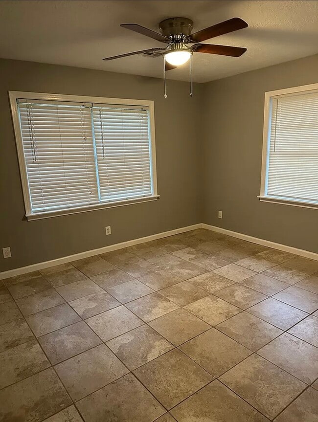 Photo - 611 N Shady Ln