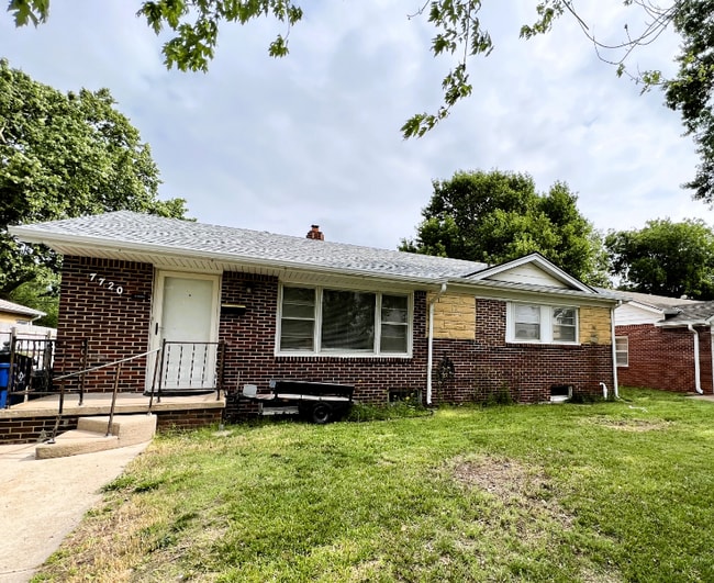 Building Photo - 7720 E Clay St