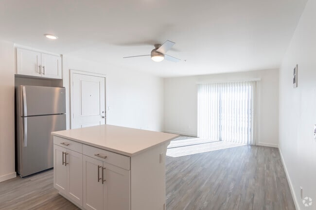 2 BR, 1 BA - 900 SF