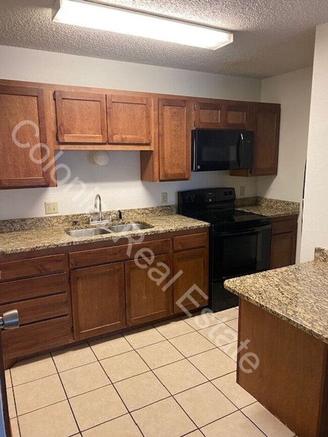 Building Photo - Cozy 1 Bedroom 1 bathroom Apartment. Central heat and air throughout, granite countertops, and up...