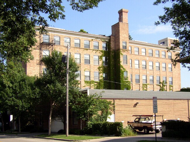 Looking north from Blount Street - Das Kronenberg