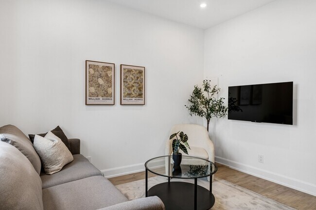 Photo - 887 Somerset St W