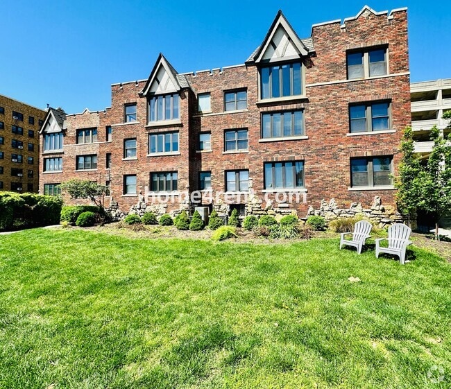 Building Photo - Luxury Condo Living Near the Country Club ...
