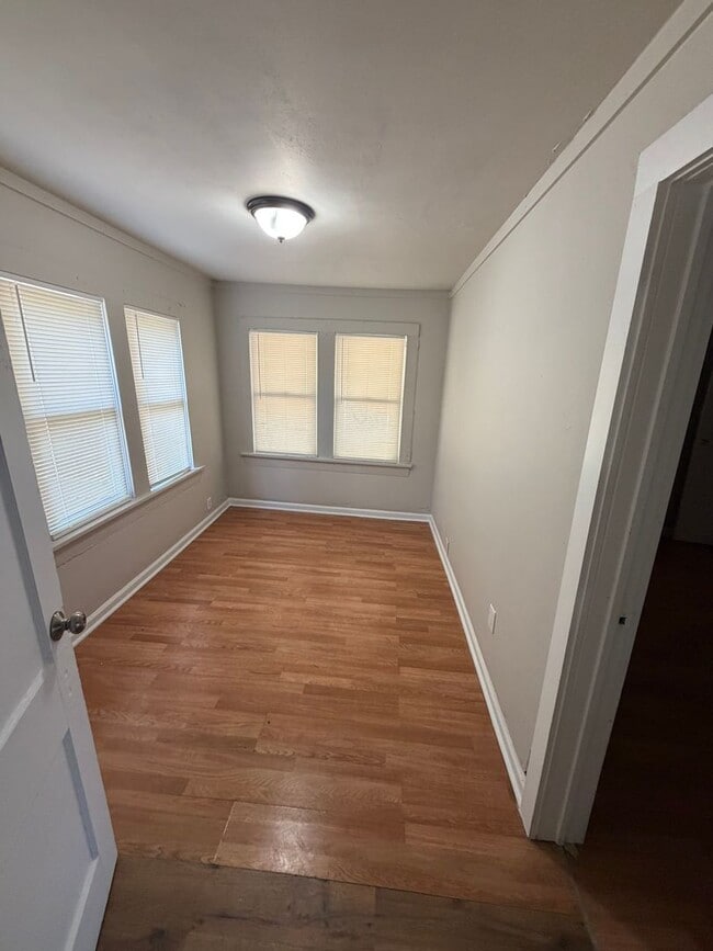 Photo - 3229 Denman St