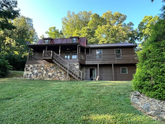 Building Photo - Large 2story in Kodak! Available Now!
