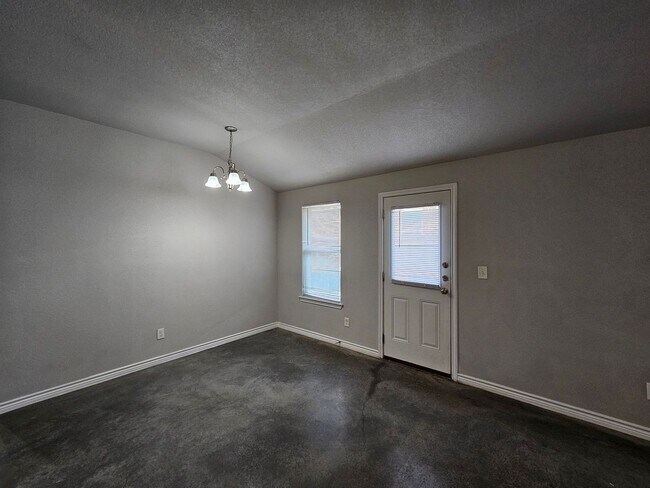 Photo - AVAILABLE NOW! Unidad 312 Lowes Blvd - B