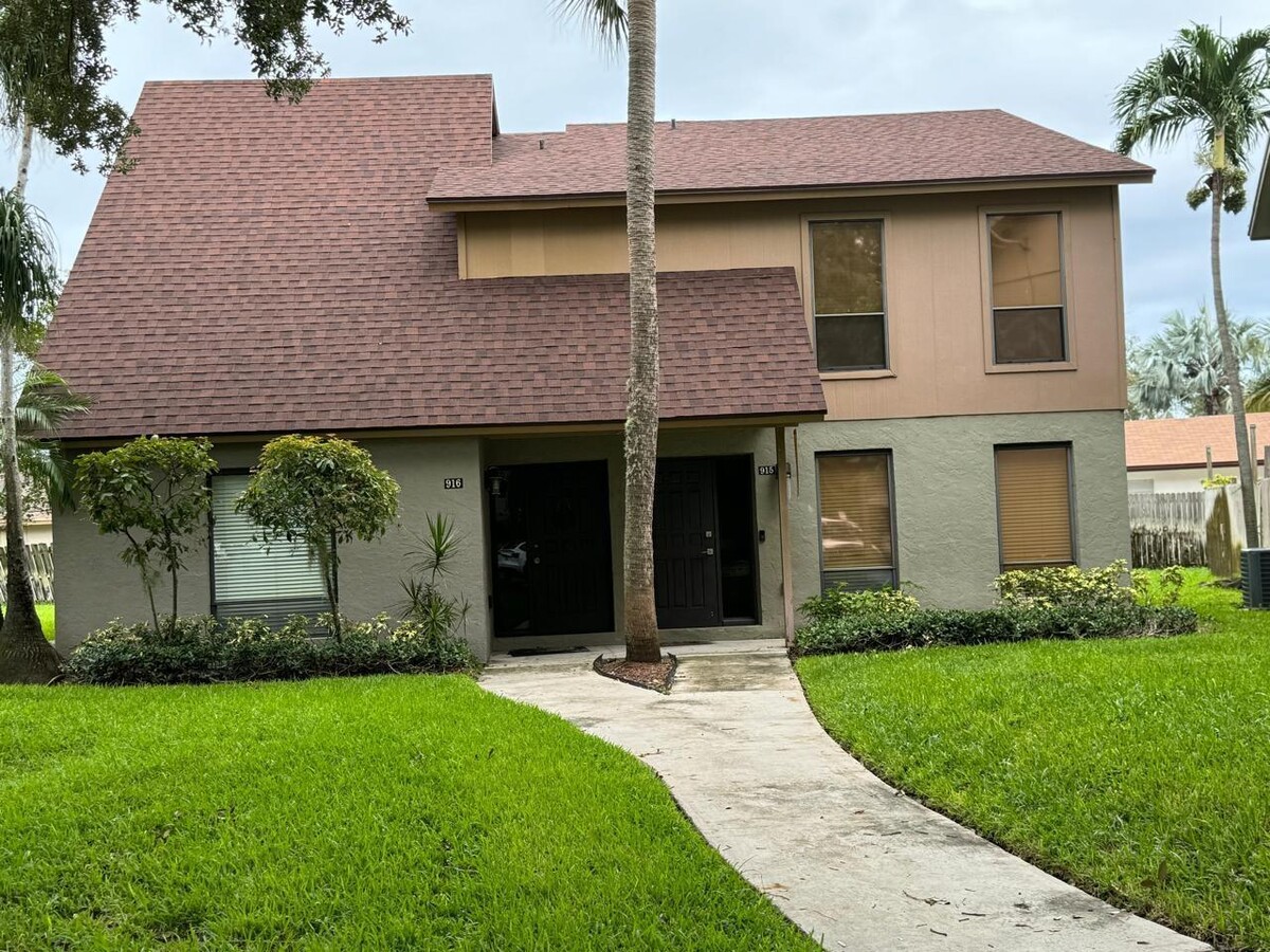 Photo - 916 Sandtree Dr Townhome