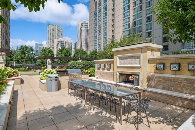 RiverNorth_amenity_outdoor dining fireplace