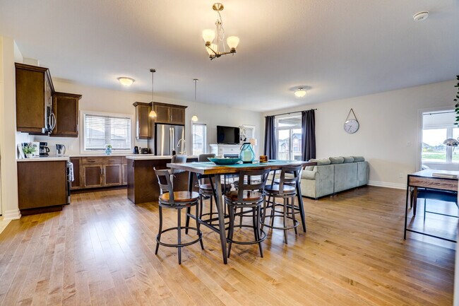 Building Photo - 413 WALKER Cres Unit ID1346045P