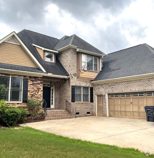 Building Photo - Four Bedroom Brick House for Rent just off...