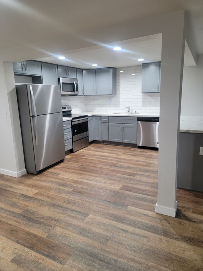 Building Photo - 201 S 60th St Unit 201 South 60th St #B