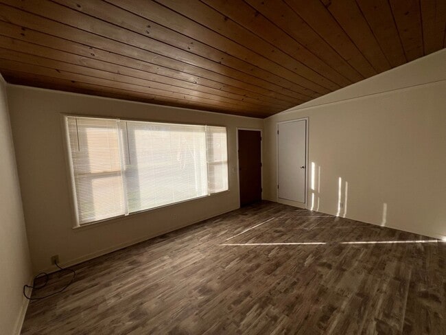 Photo - 4268-3t - 465/467 NE Baker Unit 465