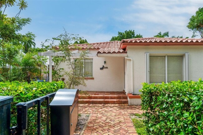 2330 Tequesta Ln