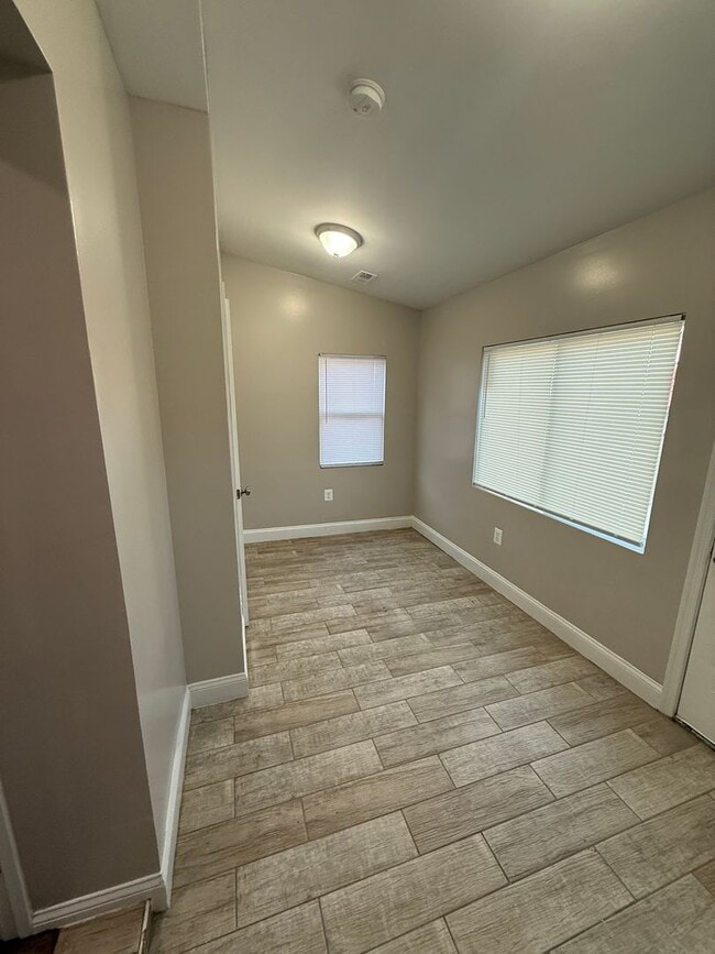 Photo - 312 Burbank St SE